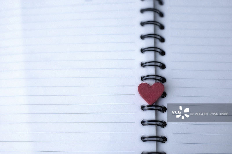 爱的情感概念：红色心形与模糊的书籍背景图片素材