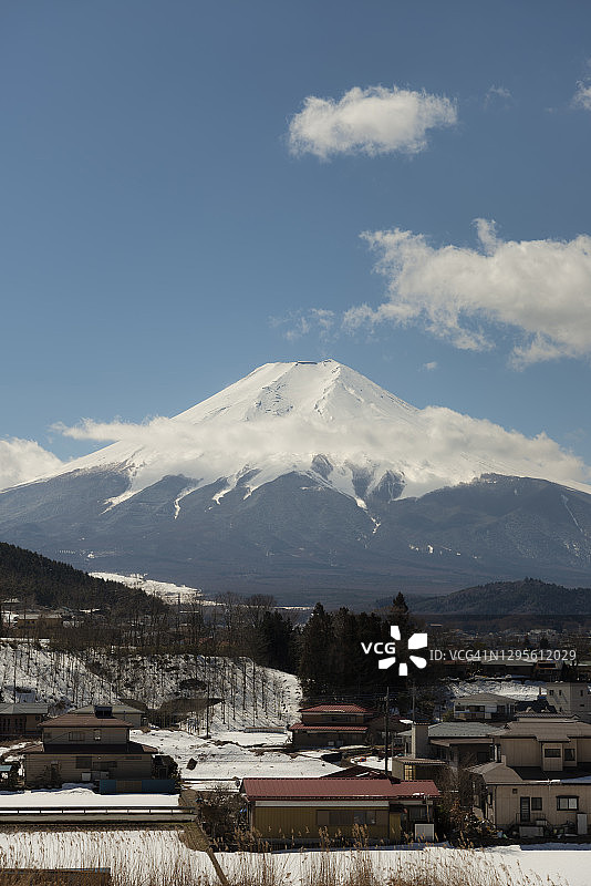 富士山与雪中小村庄图片素材