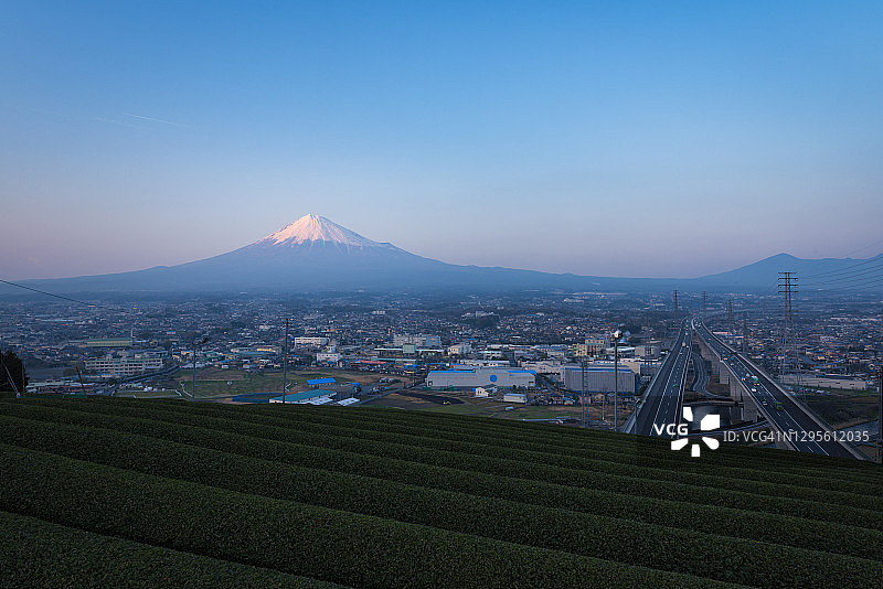 东名高速公路和茶田边的富士山图片素材