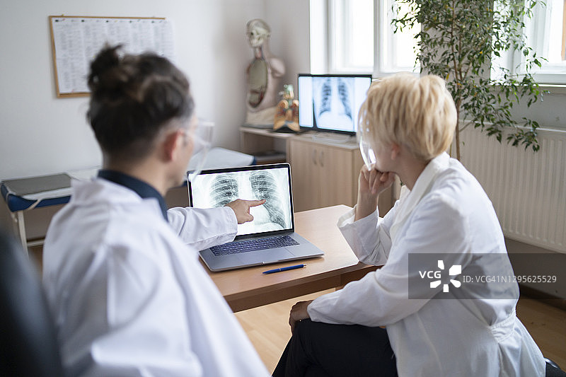 医生分析肺炎患者的X光片图片素材