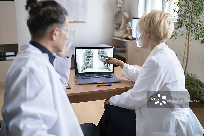 肺炎患者肺部新冠讨论图片素材