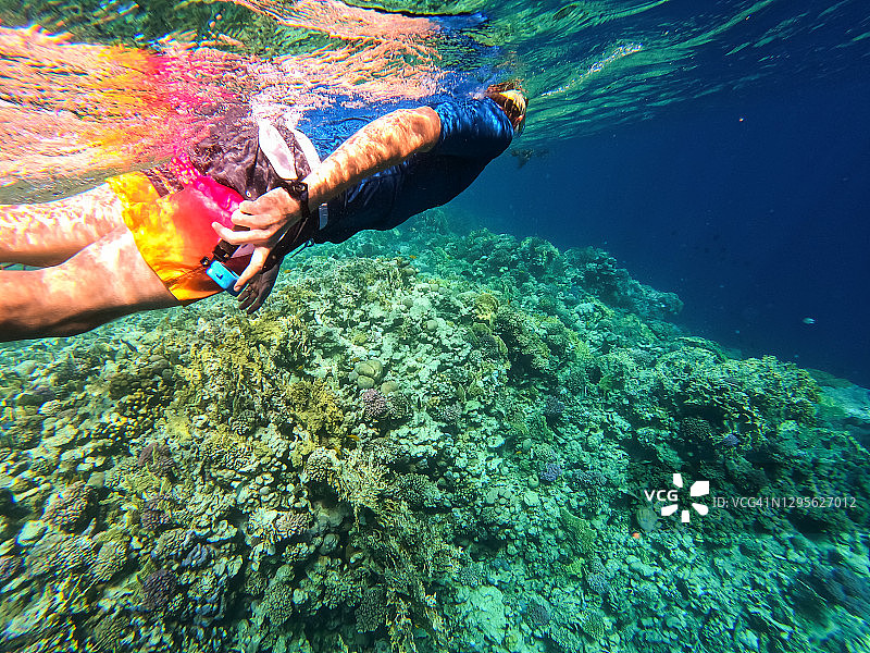 在埃及洪加达沙姆埃尔纳加用防水相机浮潜的男人图片素材