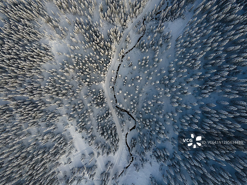 雪地森林蜿蜒公路航拍图片素材