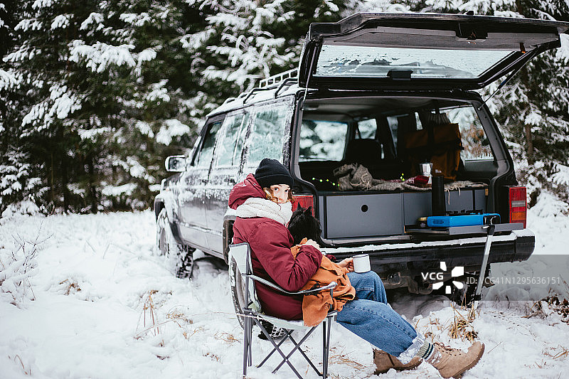 青少年和自制房车图片素材
