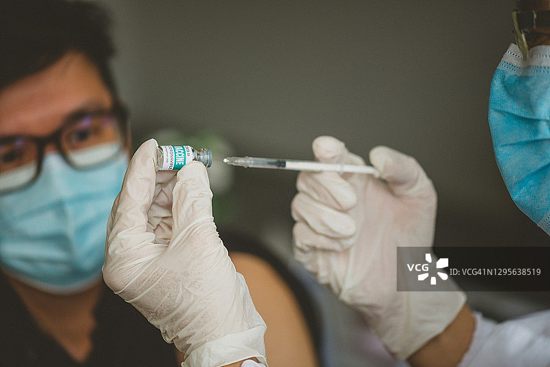 医生准备用于疫苗接种的注射器（新冠疫苗）图片素材