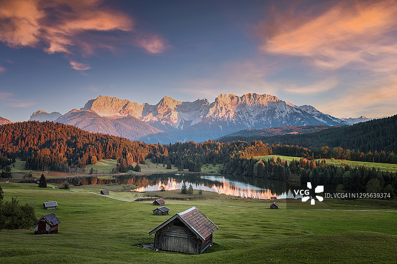 阿尔卑斯山格罗尔德湖的魔幻日落-卡尔文德尔山美景，加米施帕滕基兴图片素材