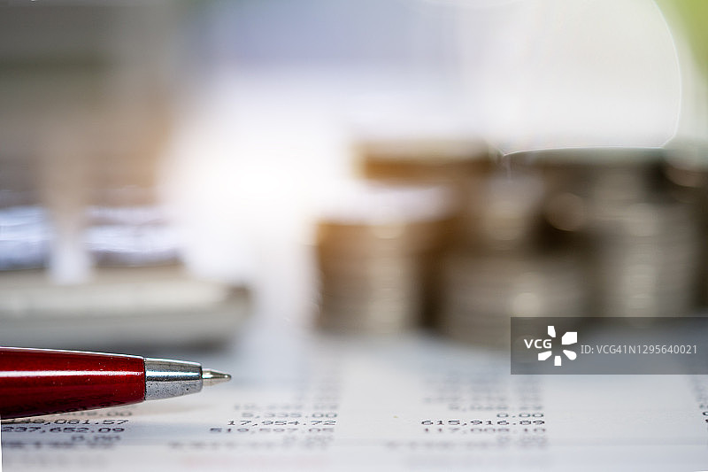 带计算器的硬币：账户和会计概念，金融业务图片素材