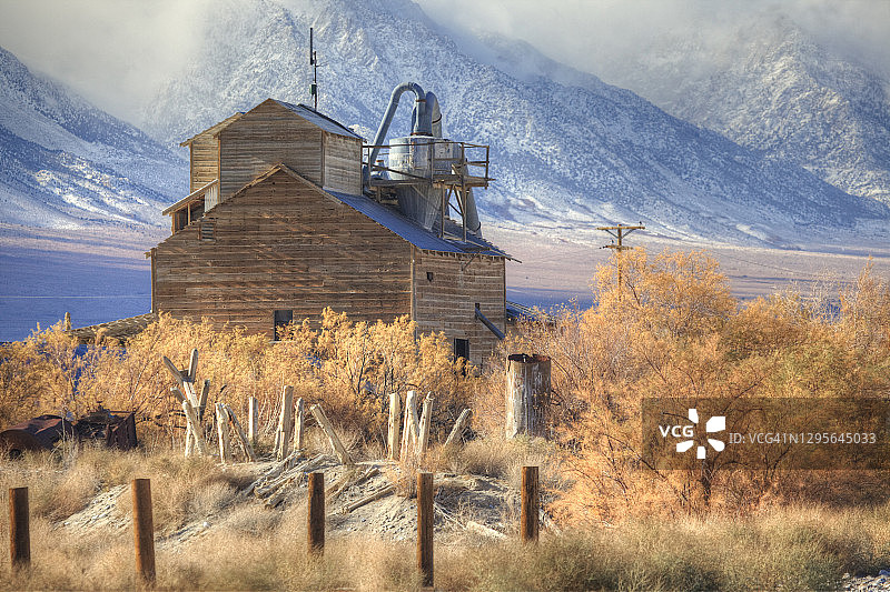 欧文斯湖岸边，昔日矿业城镇上的旧磨坊图片素材