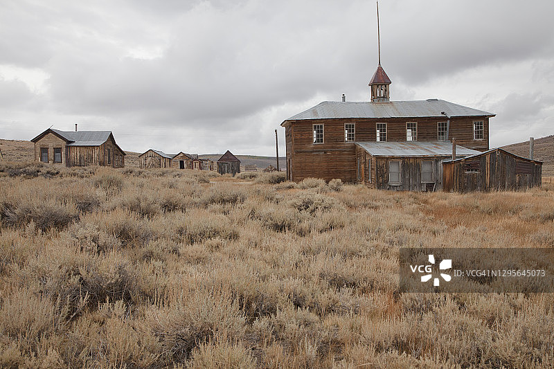 加利福尼亚州前矿业小镇的旧学校图片素材