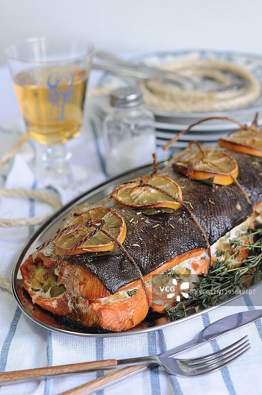 柠檬烤三文鱼节日餐桌高光特写图片素材