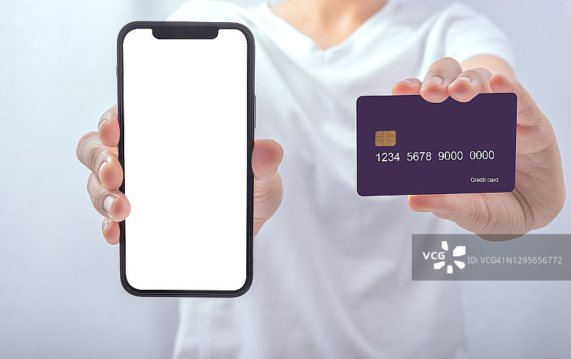 女人手持智能手机和信用卡PSD模型图片素材