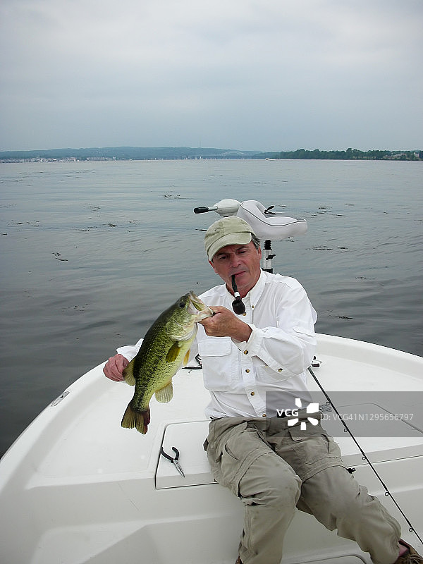 在切萨皮克湾钓鲈鱼图片素材