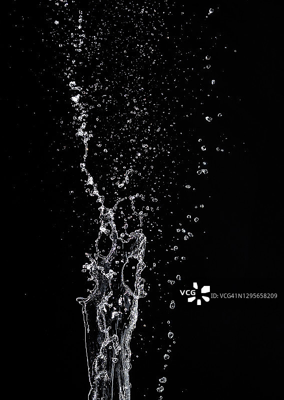 悬浮在空中的水花、水滴和水雾图片素材
