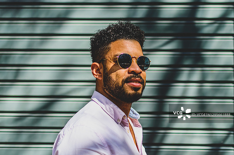 在阿雷格里港街道上的黑人男子肖像图片素材