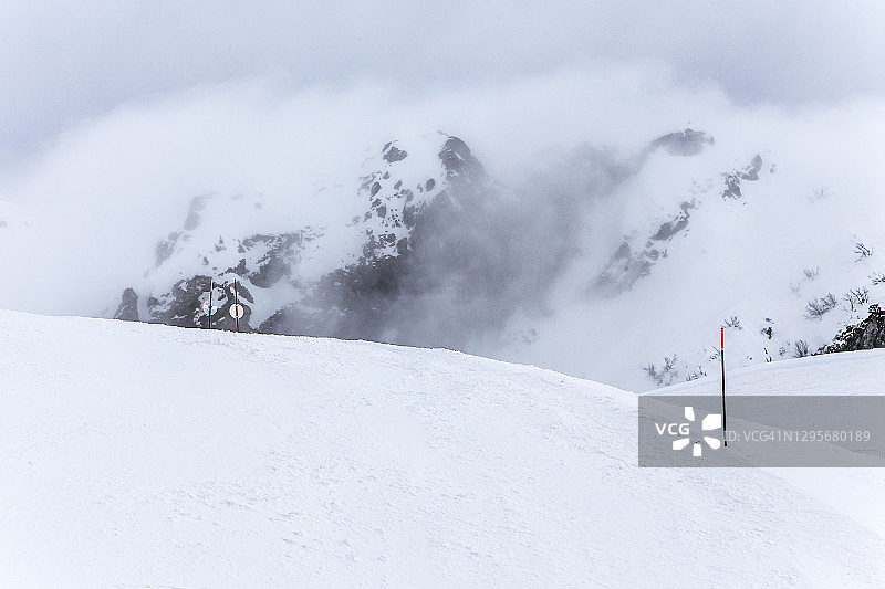 阴天冬季风景图片素材