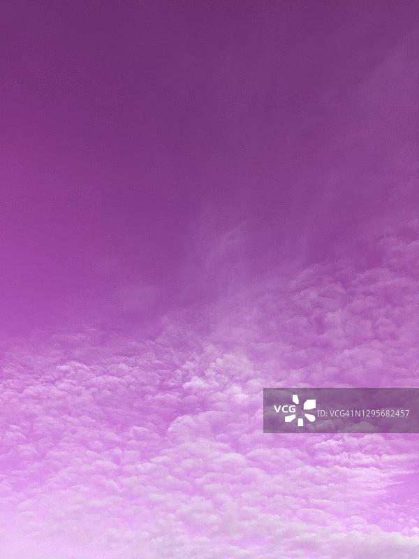 粉红色背景上的抽象云彩图片素材