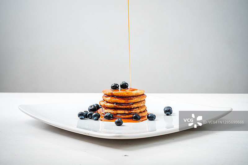 枫糖浆燕麦煎饼配蓝莓图片素材