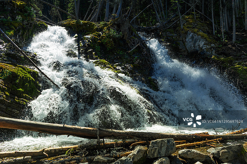 塔楼瀑布图片素材