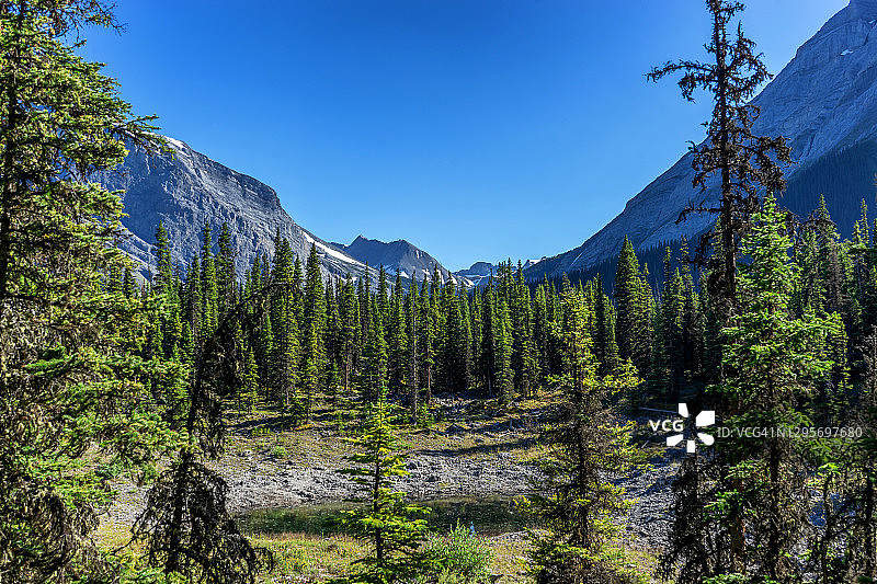 群山之间图片素材