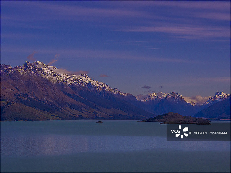 新西兰南岛瓦卡蒂普湖和格林诺奇的夏日景色图片素材