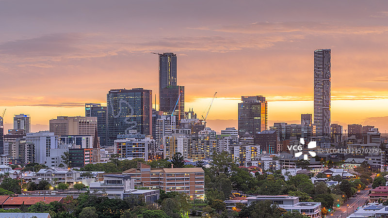 从北面欣赏布里斯班中央商务区的日落美景图片素材