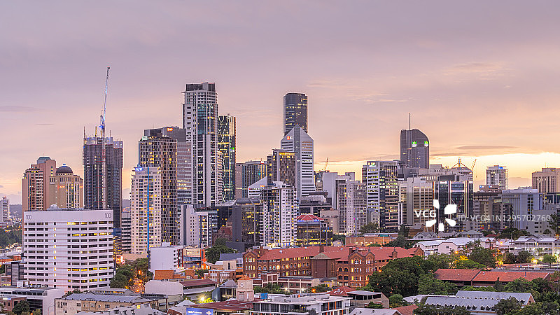 日落时分的布里斯班城市风光图片素材