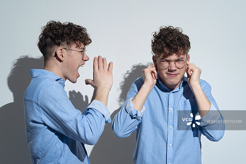 男人与自己争吵图片素材