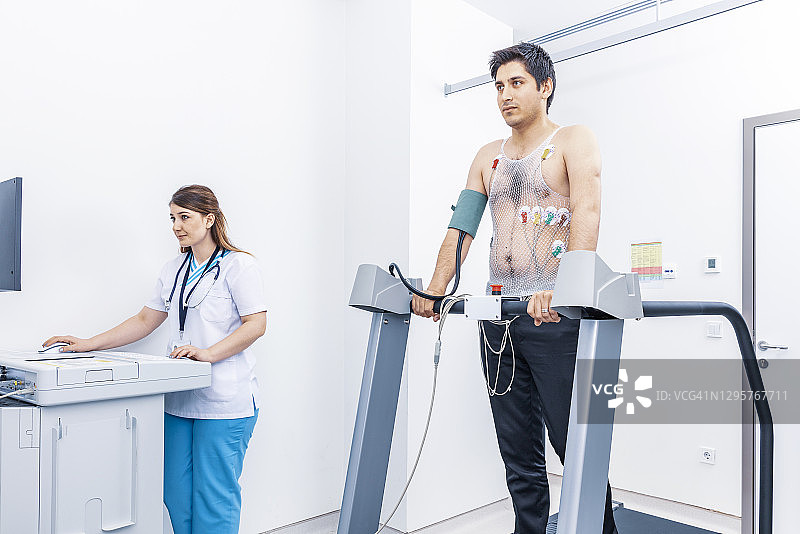 护士为年轻男病人做压力测试图片素材