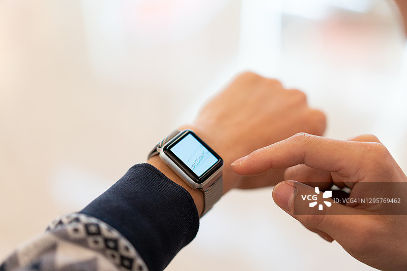 人们使用智能手表图片素材