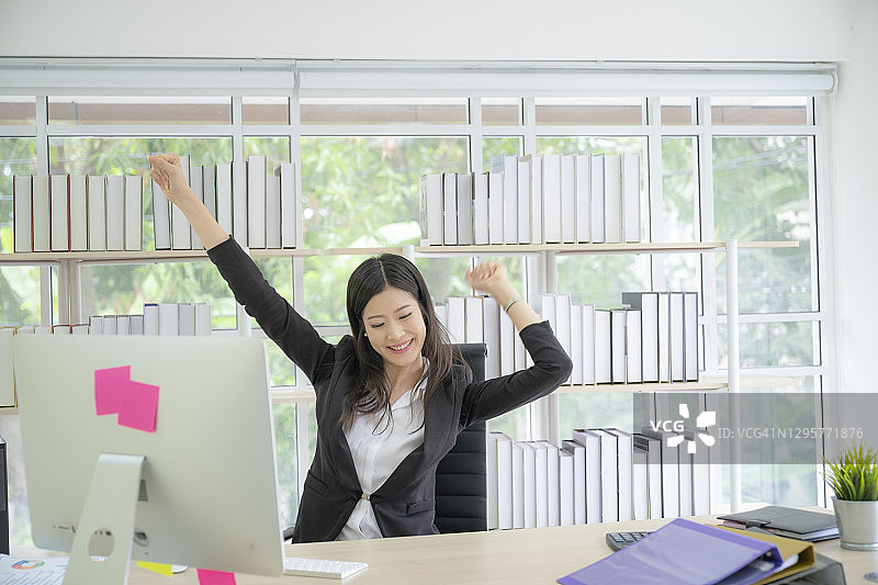 快乐的亚洲女商人图片素材