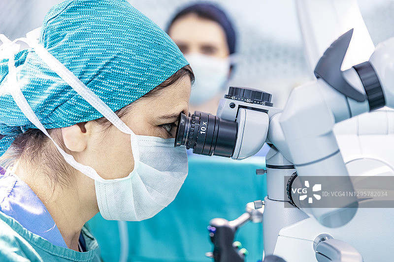 使用手术机器人的微创手术图片素材