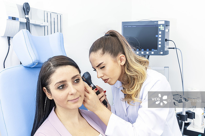 女人在诊所接受耳科检查图片素材