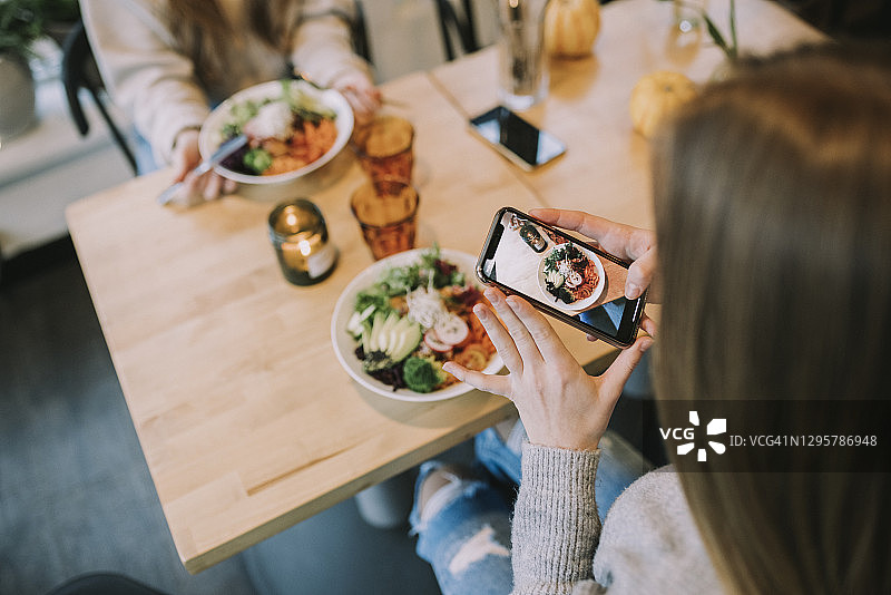 青少年在纯素咖啡馆制作社交媒体视频图片素材