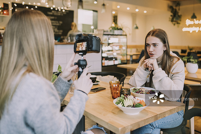 青少年网红在纯素咖啡馆录制视频图片素材
