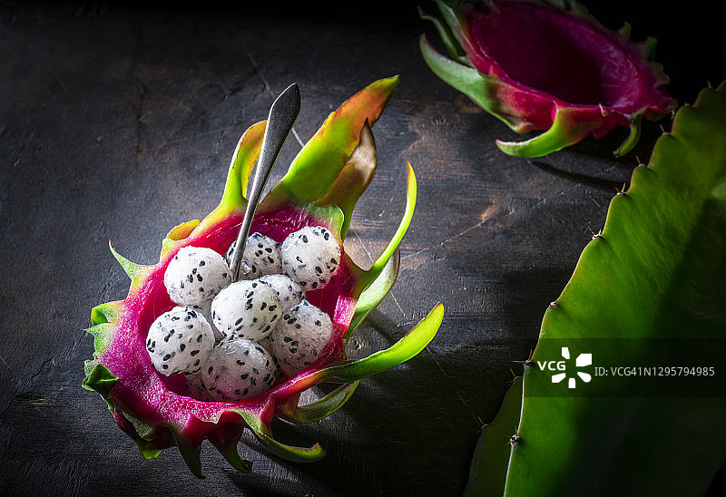 火龙果切半与勺子图片素材