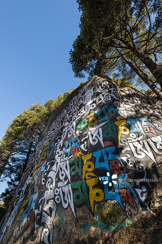 尼泊尔珠穆朗玛峰地区从南池到塔梅小径旁的彩色玛尼墙图片素材