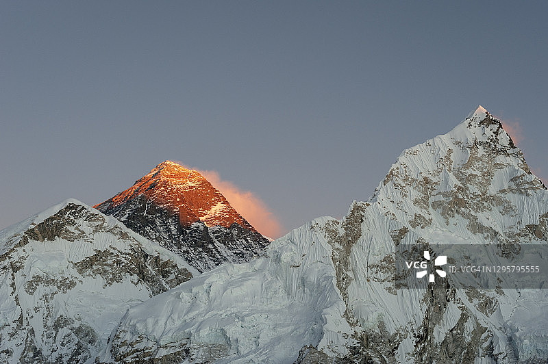 从尼泊尔珠穆朗玛峰地区卡拉帕塔尔顶部看到的珠穆朗玛峰、努子峰和洛子峰图片素材