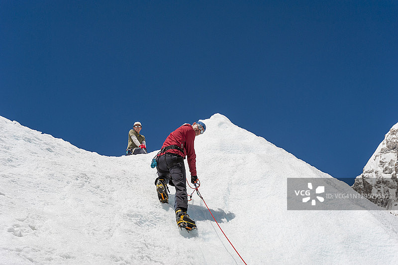 在尼泊尔珠穆朗玛峰大本营的昆布冰川上进行攀登训练图片素材