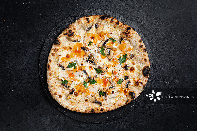 黑色背景上的那不勒斯披萨图片素材