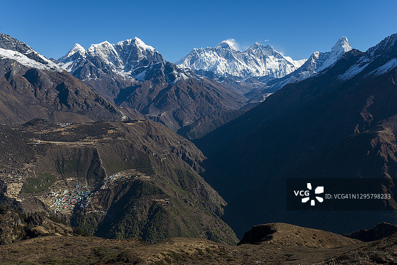 从孔德眺望珠穆朗玛峰，峰顶白雪皑皑，远处是南池村图片素材