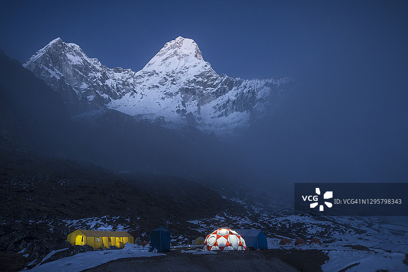 尼泊尔珠穆朗玛峰地区的阿玛达布拉姆峰大本营图片素材