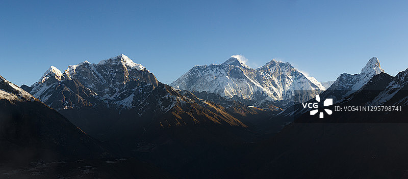 从孔德雪人山之家看到的珠穆朗玛峰图片素材