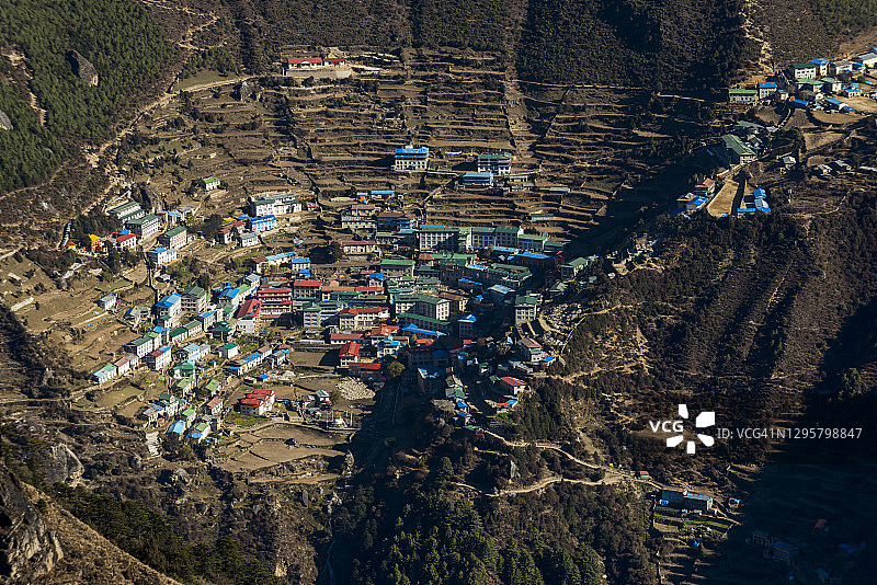 南池：尼泊尔珠穆朗玛峰地区的主要贸易中心和旅游中心图片素材