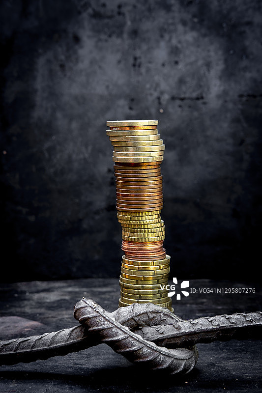 由欧元硬币组成的塔图片素材