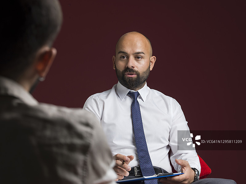 年轻男人与心理医生进行心理治疗图片素材