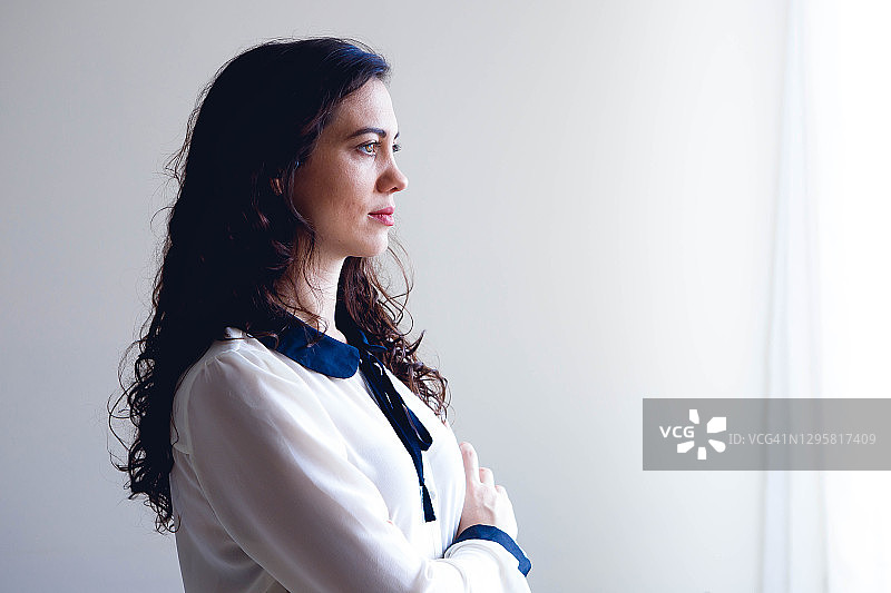 若有所思的女人肖像图片素材