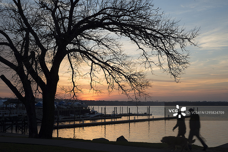 纽约长岛华盛顿港的曼哈塞特湾黄昏景色图片素材