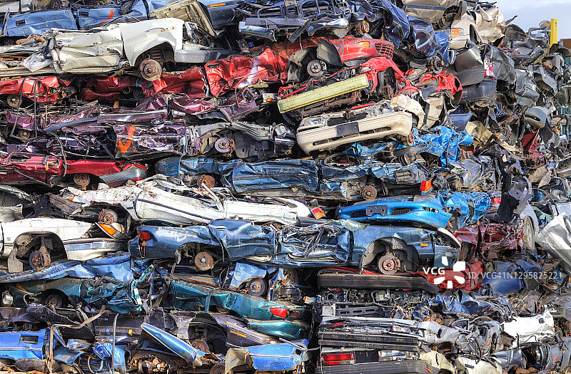 压扁的汽车堆叠在报废场图片素材
