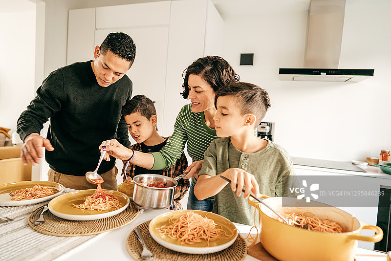 两个家长和两个孩子一起吃午餐图片素材