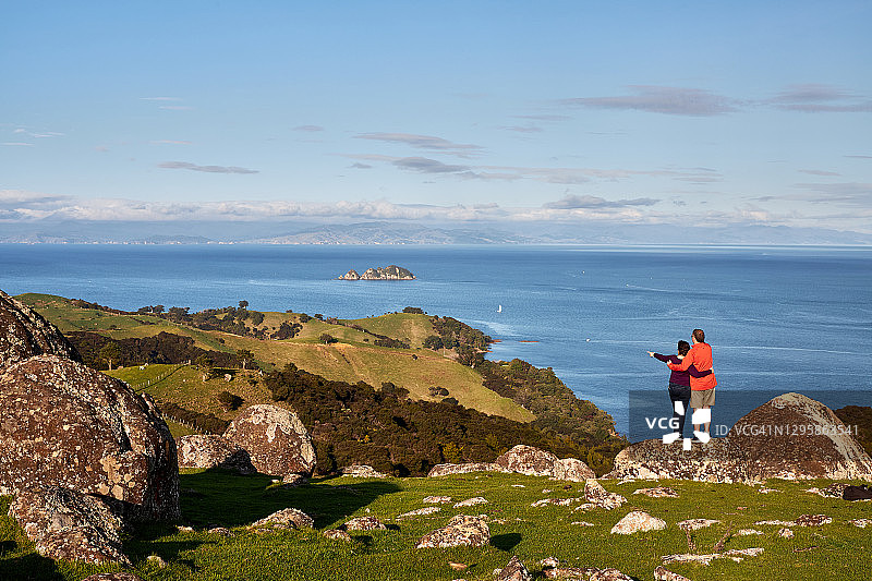情侣在奥克兰怀赫科岛的斯托尼巴特欣赏美景图片素材